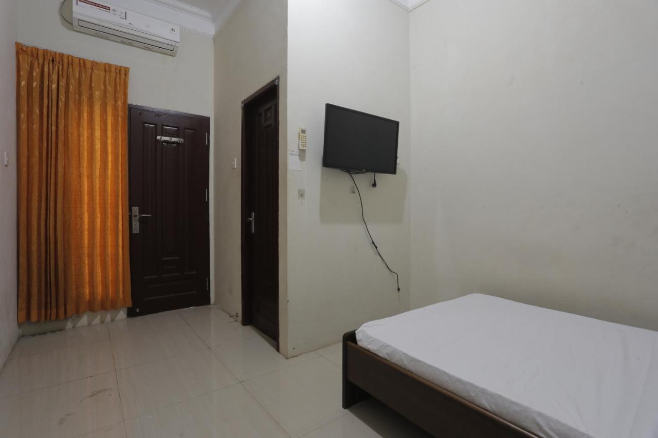 Oyo 93119 Guest House Leo Patra Muara Badak Exterior photo