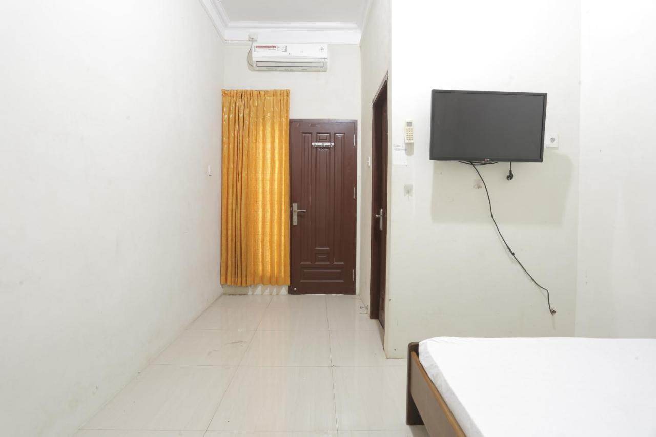 Oyo 93119 Guest House Leo Patra Muara Badak Exterior photo