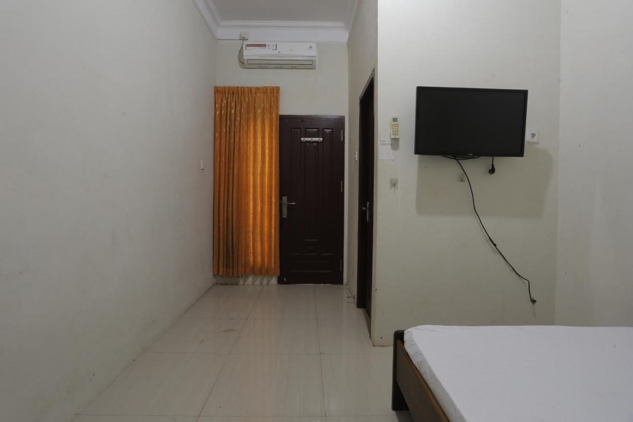 Oyo 93119 Guest House Leo Patra Muara Badak Exterior photo
