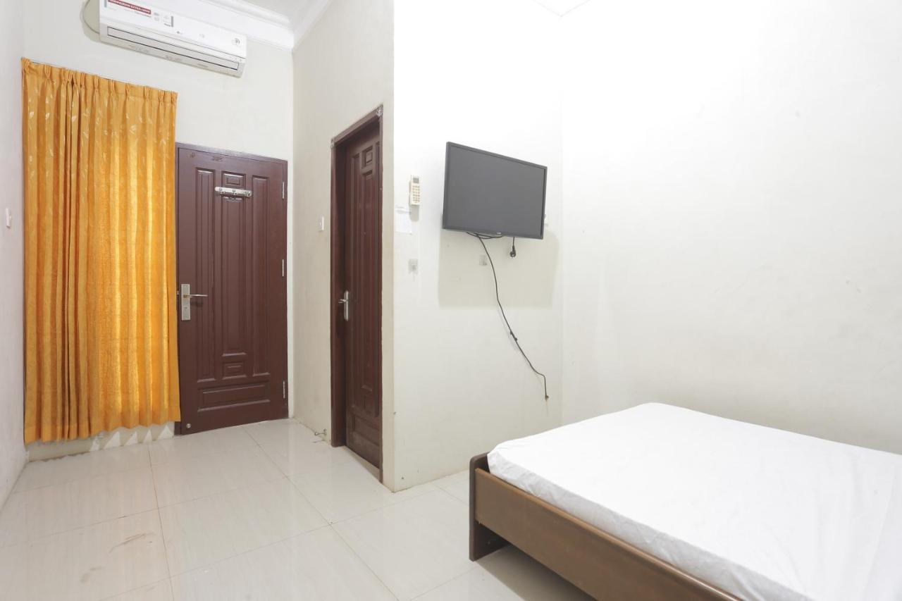 Oyo 93119 Guest House Leo Patra Muara Badak Exterior photo