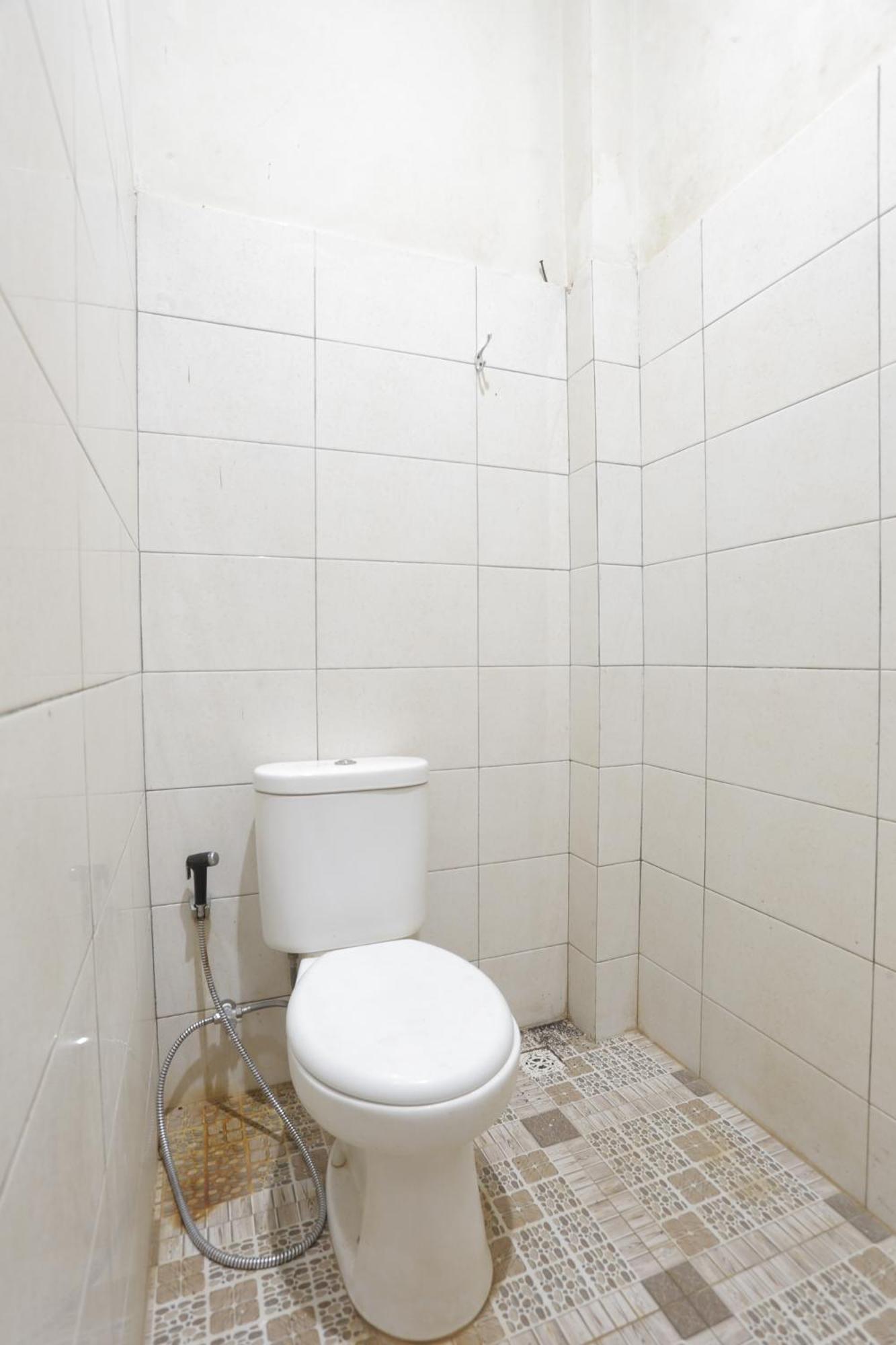 Oyo 93119 Guest House Leo Patra Muara Badak Exterior photo